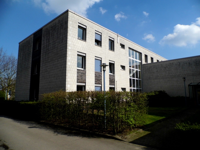 Teil der Rückseite des Hauptblocks mit Sicht auf das Treppenhaus, rechts der Mitarbeitereingang